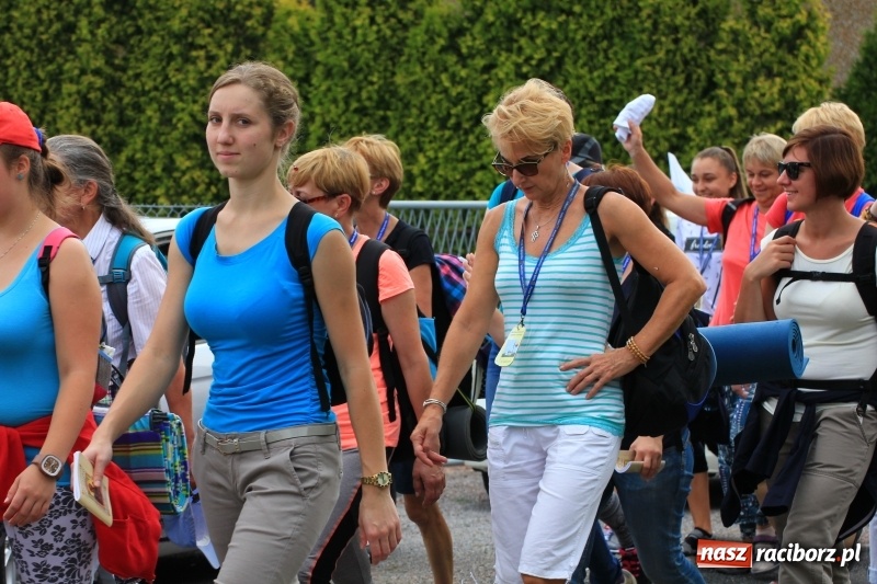 Zdjęcie w galerii na portalu naszraciborz.pl: Ruszyła 29. piesza pielgrzymka z Lubomi na Jasną Górę. 21 pielgrzymów z gminy Kornowac wiadomości z regionu