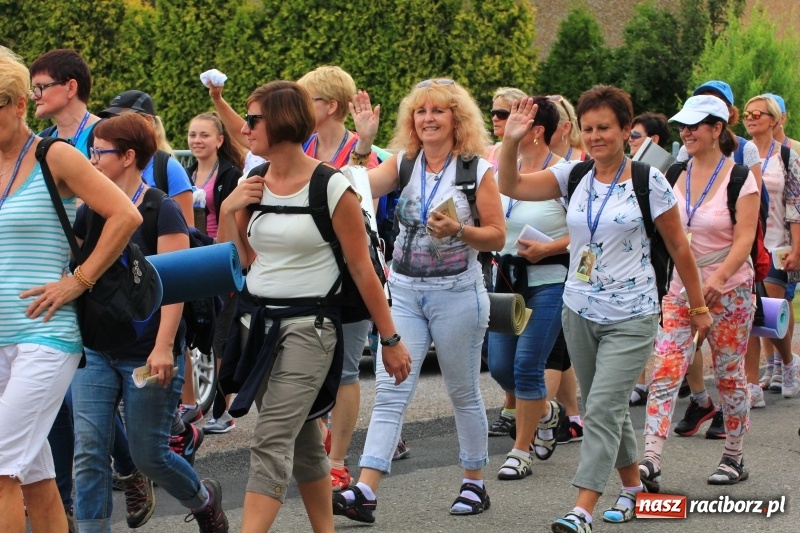 Zdjęcie w galerii na portalu naszraciborz.pl: Ruszyła 29. piesza pielgrzymka z Lubomi na Jasną Górę. 21 pielgrzymów z gminy Kornowac wiadomości z regionu