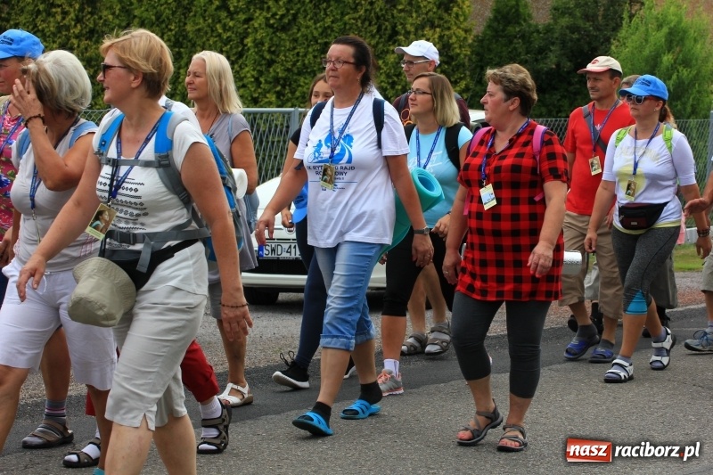 Zdjęcie w galerii na portalu naszraciborz.pl: Ruszyła 29. piesza pielgrzymka z Lubomi na Jasną Górę. 21 pielgrzymów z gminy Kornowac wiadomości z regionu