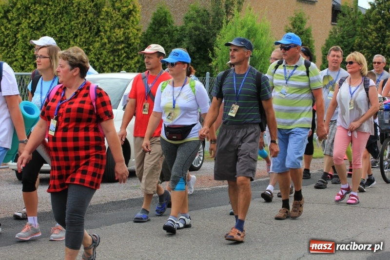 Zdjęcie w galerii na portalu naszraciborz.pl: Ruszyła 29. piesza pielgrzymka z Lubomi na Jasną Górę. 21 pielgrzymów z gminy Kornowac wiadomości z regionu