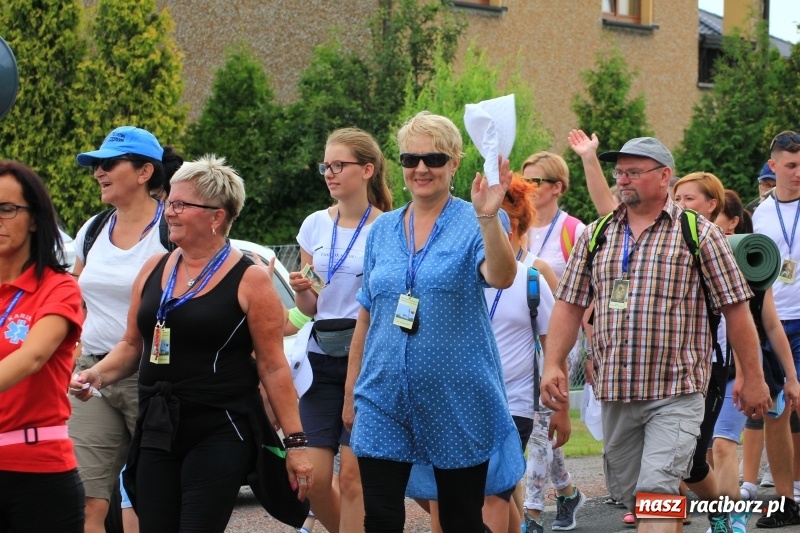 Zdjęcie w galerii na portalu naszraciborz.pl: Ruszyła 29. piesza pielgrzymka z Lubomi na Jasną Górę. 21 pielgrzymów z gminy Kornowac wiadomości z regionu
