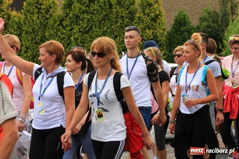 Zdjęcie w galerii na portalu naszraciborz.pl: Ruszyła 29. piesza pielgrzymka z Lubomi na Jasną Górę. 21 pielgrzymów z gminy Kornowac wiadomości z regionu