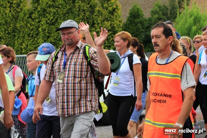 Zdjęcie w galerii na portalu naszraciborz.pl: Ruszyła 29. piesza pielgrzymka z Lubomi na Jasną Górę. 21 pielgrzymów z gminy Kornowac wiadomości z regionu