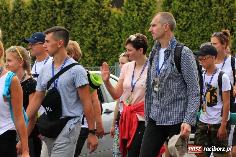 Zdjęcie w galerii na portalu naszraciborz.pl: Ruszyła 29. piesza pielgrzymka z Lubomi na Jasną Górę. 21 pielgrzymów z gminy Kornowac wiadomości z regionu