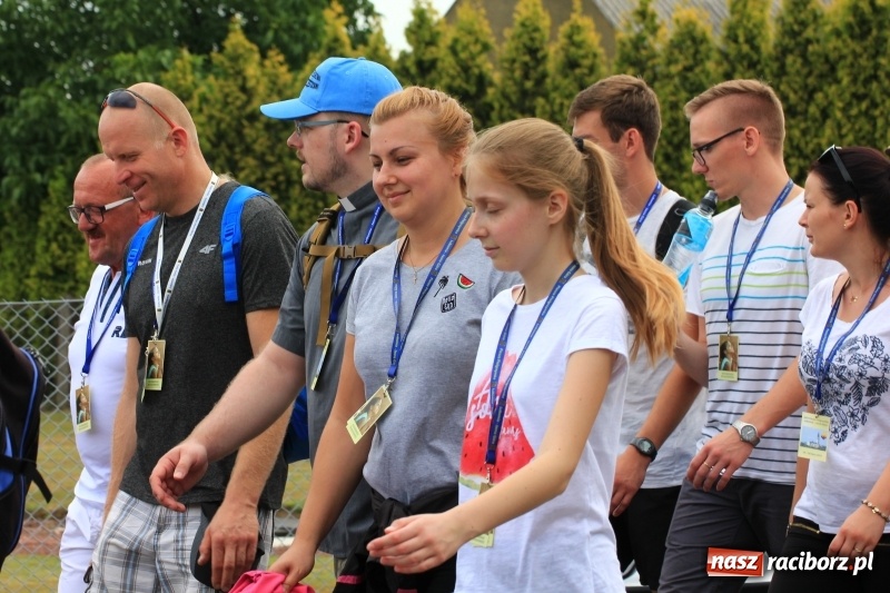 Zdjęcie w galerii na portalu naszraciborz.pl: Ruszyła 29. piesza pielgrzymka z Lubomi na Jasną Górę. 21 pielgrzymów z gminy Kornowac wiadomości z regionu