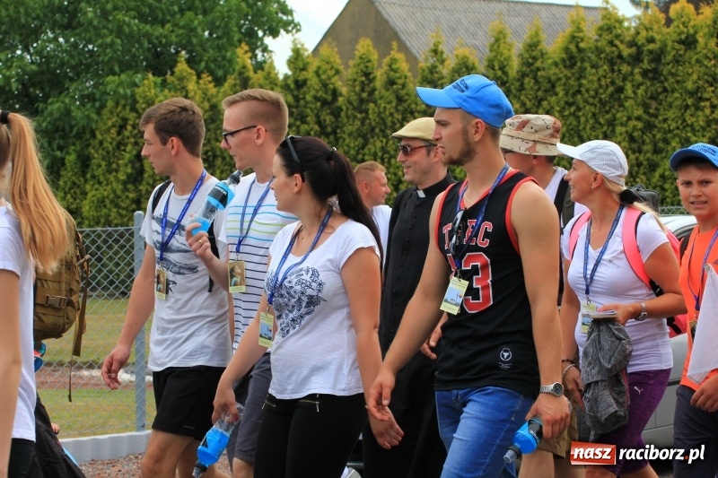 Zdjęcie w galerii na portalu naszraciborz.pl: Ruszyła 29. piesza pielgrzymka z Lubomi na Jasną Górę. 21 pielgrzymów z gminy Kornowac wiadomości z regionu