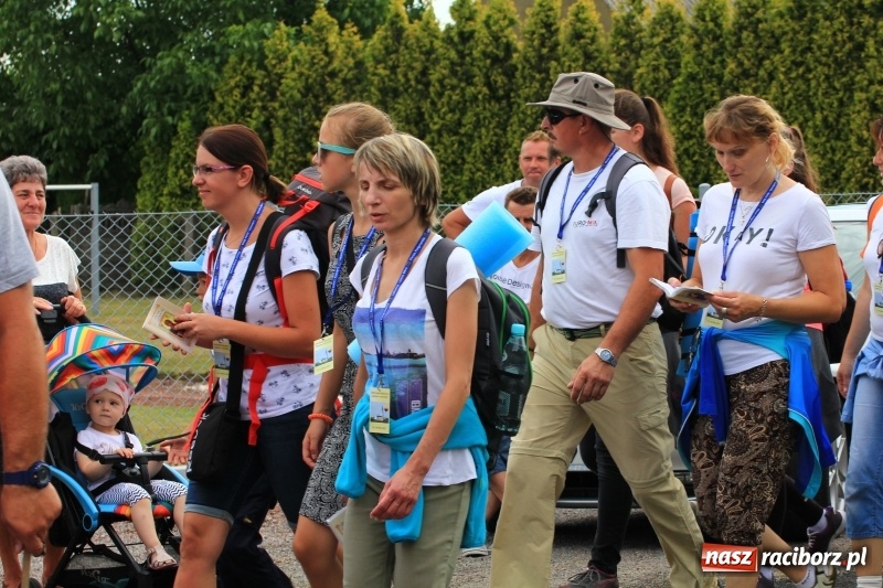 Zdjęcie w galerii na portalu naszraciborz.pl: Ruszyła 29. piesza pielgrzymka z Lubomi na Jasną Górę. 21 pielgrzymów z gminy Kornowac wiadomości z regionu