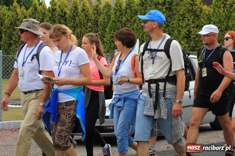 Zdjęcie w galerii na portalu naszraciborz.pl: Ruszyła 29. piesza pielgrzymka z Lubomi na Jasną Górę. 21 pielgrzymów z gminy Kornowac wiadomości z regionu