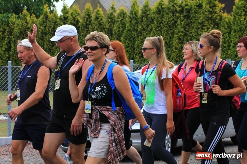 Zdjęcie w galerii na portalu naszraciborz.pl: Ruszyła 29. piesza pielgrzymka z Lubomi na Jasną Górę. 21 pielgrzymów z gminy Kornowac wiadomości z regionu