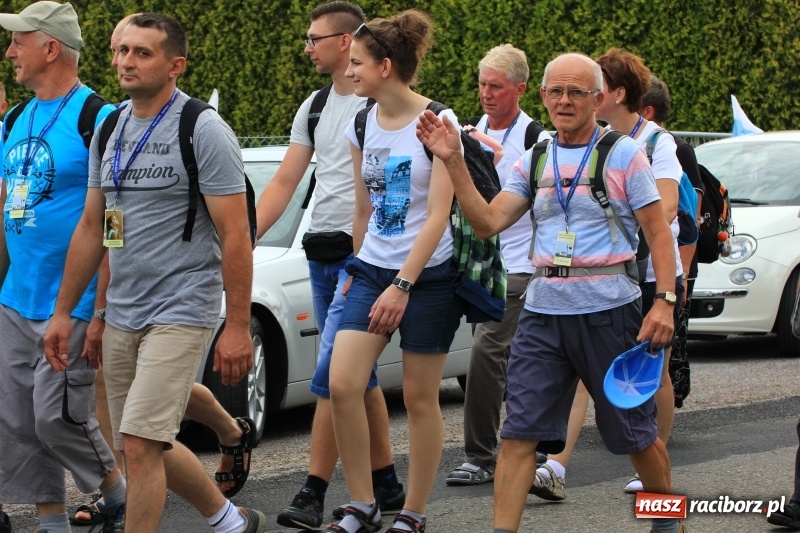 Zdjęcie w galerii na portalu naszraciborz.pl: Ruszyła 29. piesza pielgrzymka z Lubomi na Jasną Górę. 21 pielgrzymów z gminy Kornowac wiadomości z regionu