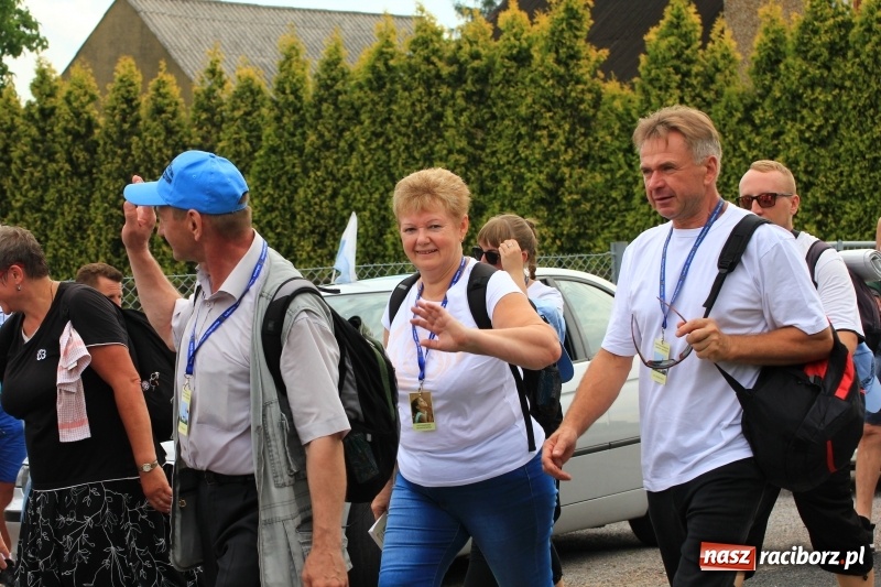 Zdjęcie w galerii na portalu naszraciborz.pl: Ruszyła 29. piesza pielgrzymka z Lubomi na Jasną Górę. 21 pielgrzymów z gminy Kornowac wiadomości z regionu