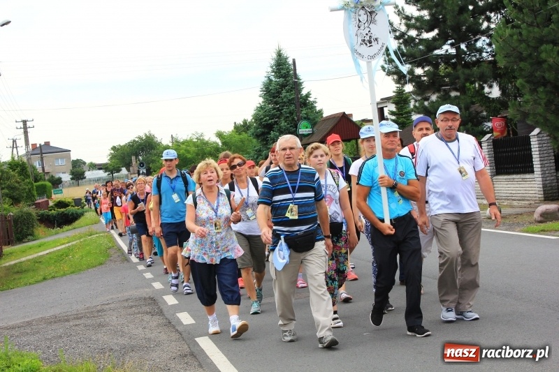 Zdjęcie w galerii na portalu naszraciborz.pl: Ruszyła 29. piesza pielgrzymka z Lubomi na Jasną Górę. 21 pielgrzymów z gminy Kornowac wiadomości z regionu