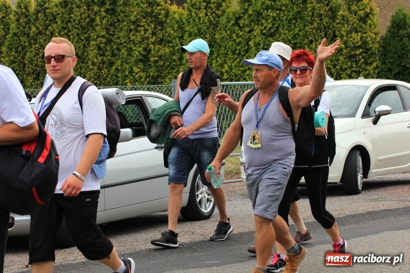 Zdjęcie w galerii na portalu naszraciborz.pl: Ruszyła 29. piesza pielgrzymka z Lubomi na Jasną Górę. 21 pielgrzymów z gminy Kornowac wiadomości z regionu