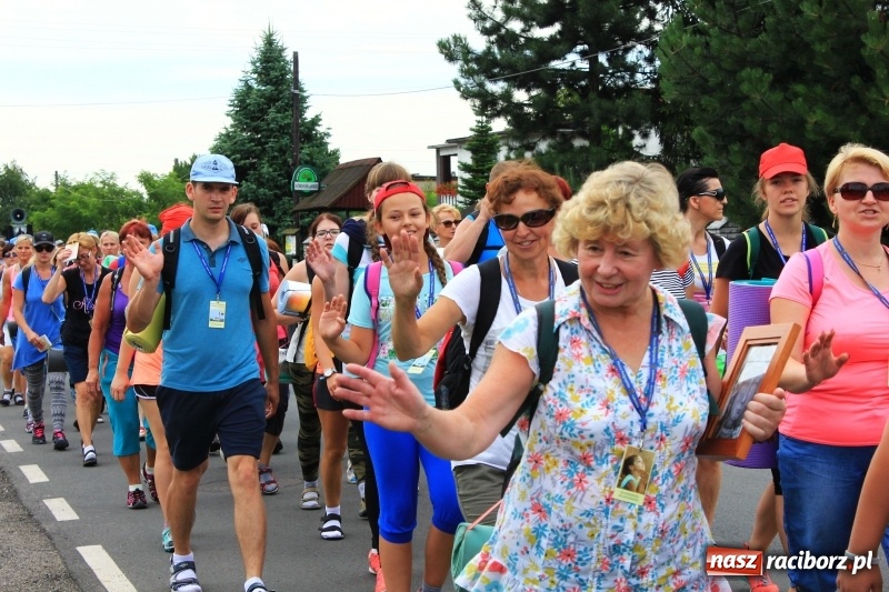 Zdjęcie w galerii na portalu naszraciborz.pl: Ruszyła 29. piesza pielgrzymka z Lubomi na Jasną Górę. 21 pielgrzymów z gminy Kornowac wiadomości z regionu