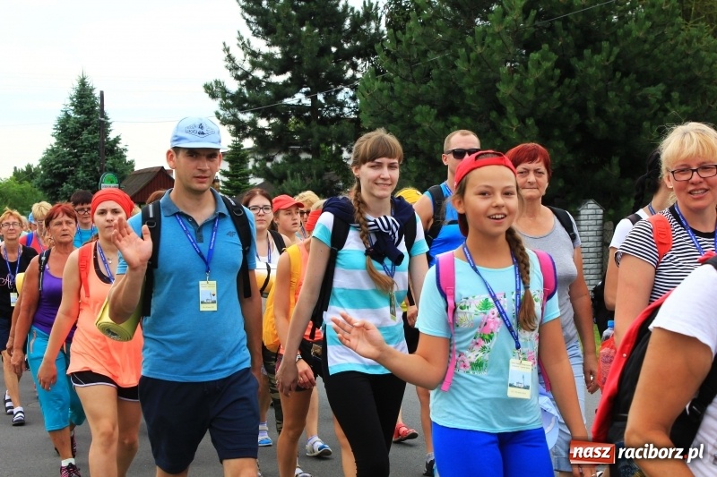 Zdjęcie w galerii na portalu naszraciborz.pl: Ruszyła 29. piesza pielgrzymka z Lubomi na Jasną Górę. 21 pielgrzymów z gminy Kornowac wiadomości z regionu