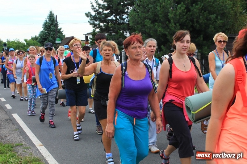 Zdjęcie w galerii na portalu naszraciborz.pl: Ruszyła 29. piesza pielgrzymka z Lubomi na Jasną Górę. 21 pielgrzymów z gminy Kornowac wiadomości z regionu