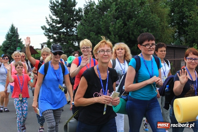 Zdjęcie w galerii na portalu naszraciborz.pl: Ruszyła 29. piesza pielgrzymka z Lubomi na Jasną Górę. 21 pielgrzymów z gminy Kornowac wiadomości z regionu