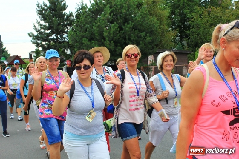 Zdjęcie w galerii na portalu naszraciborz.pl: Ruszyła 29. piesza pielgrzymka z Lubomi na Jasną Górę. 21 pielgrzymów z gminy Kornowac wiadomości z regionu