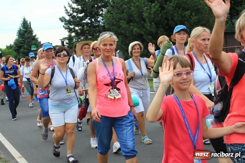 Zdjęcie w galerii na portalu naszraciborz.pl: Ruszyła 29. piesza pielgrzymka z Lubomi na Jasną Górę. 21 pielgrzymów z gminy Kornowac wiadomości z regionu
