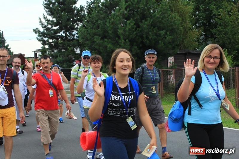 Zdjęcie w galerii na portalu naszraciborz.pl: Ruszyła 29. piesza pielgrzymka z Lubomi na Jasną Górę. 21 pielgrzymów z gminy Kornowac wiadomości z regionu
