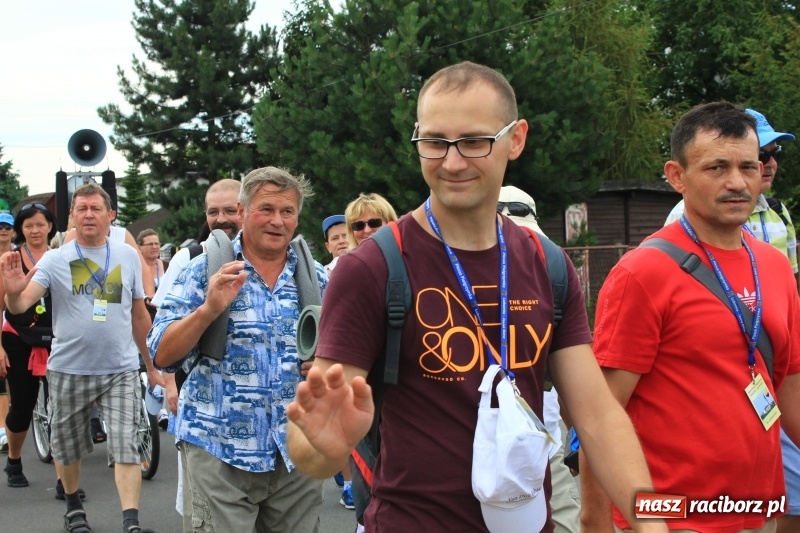 Zdjęcie w galerii na portalu naszraciborz.pl: Ruszyła 29. piesza pielgrzymka z Lubomi na Jasną Górę. 21 pielgrzymów z gminy Kornowac wiadomości z regionu