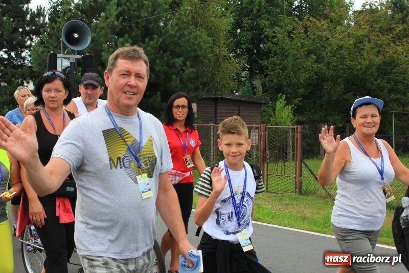 Zdjęcie w galerii na portalu naszraciborz.pl: Ruszyła 29. piesza pielgrzymka z Lubomi na Jasną Górę. 21 pielgrzymów z gminy Kornowac wiadomości z regionu