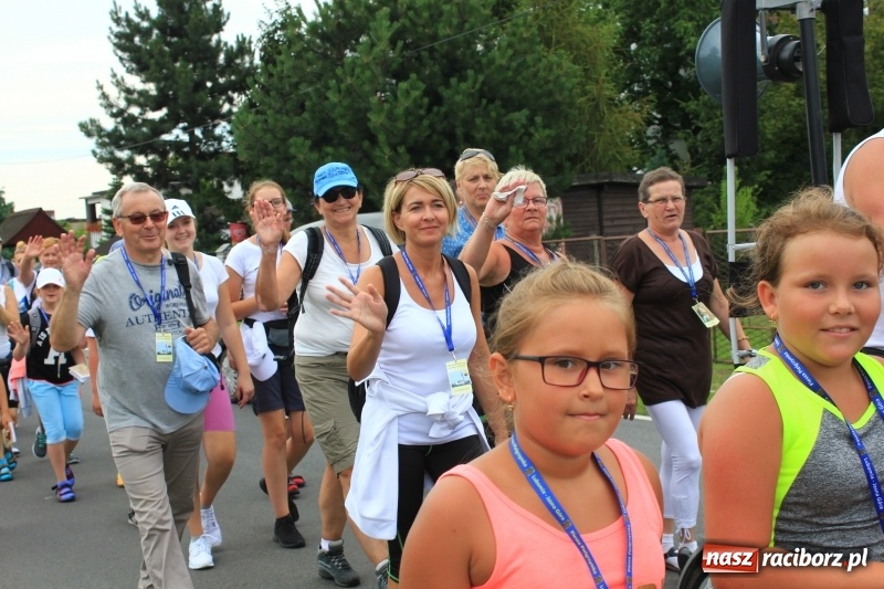 Zdjęcie w galerii na portalu naszraciborz.pl: Ruszyła 29. piesza pielgrzymka z Lubomi na Jasną Górę. 21 pielgrzymów z gminy Kornowac wiadomości z regionu
