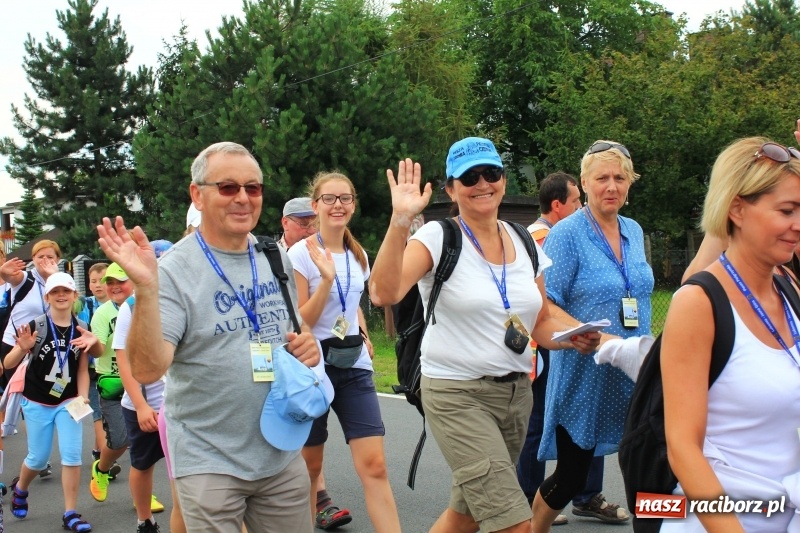 Zdjęcie w galerii na portalu naszraciborz.pl: Ruszyła 29. piesza pielgrzymka z Lubomi na Jasną Górę. 21 pielgrzymów z gminy Kornowac wiadomości z regionu