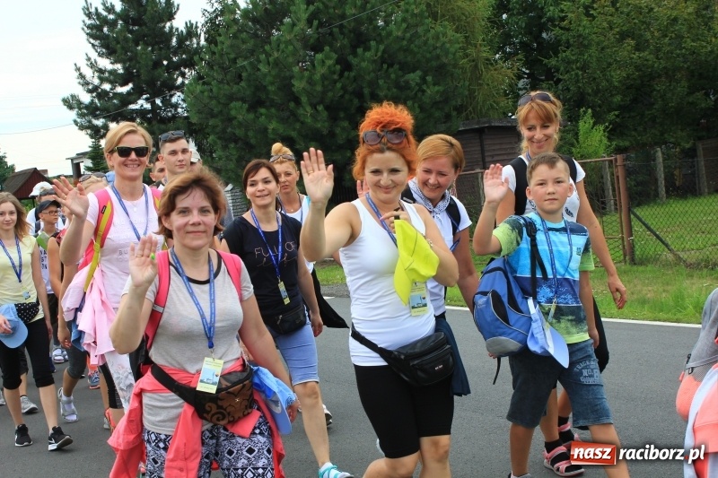 Zdjęcie w galerii na portalu naszraciborz.pl: Ruszyła 29. piesza pielgrzymka z Lubomi na Jasną Górę. 21 pielgrzymów z gminy Kornowac wiadomości z regionu