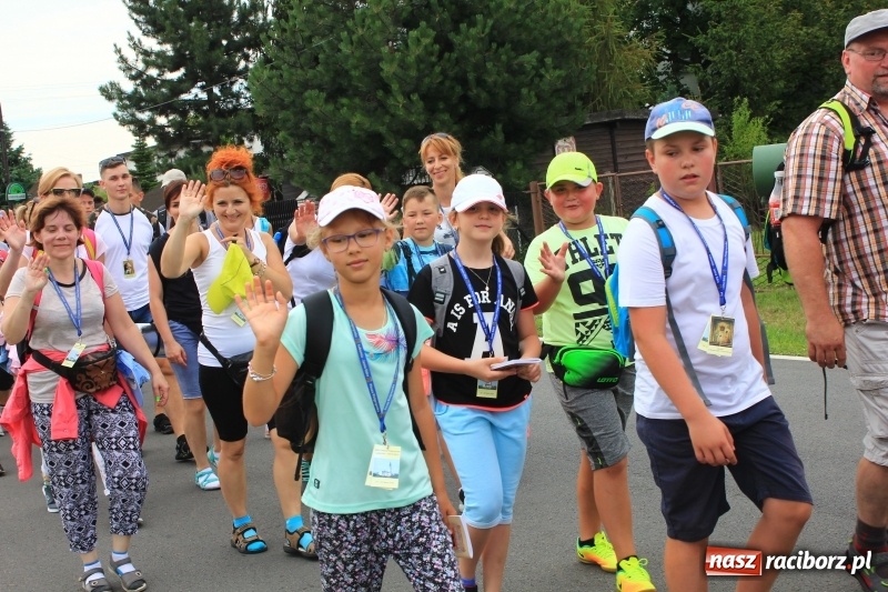 Zdjęcie w galerii na portalu naszraciborz.pl: Ruszyła 29. piesza pielgrzymka z Lubomi na Jasną Górę. 21 pielgrzymów z gminy Kornowac wiadomości z regionu