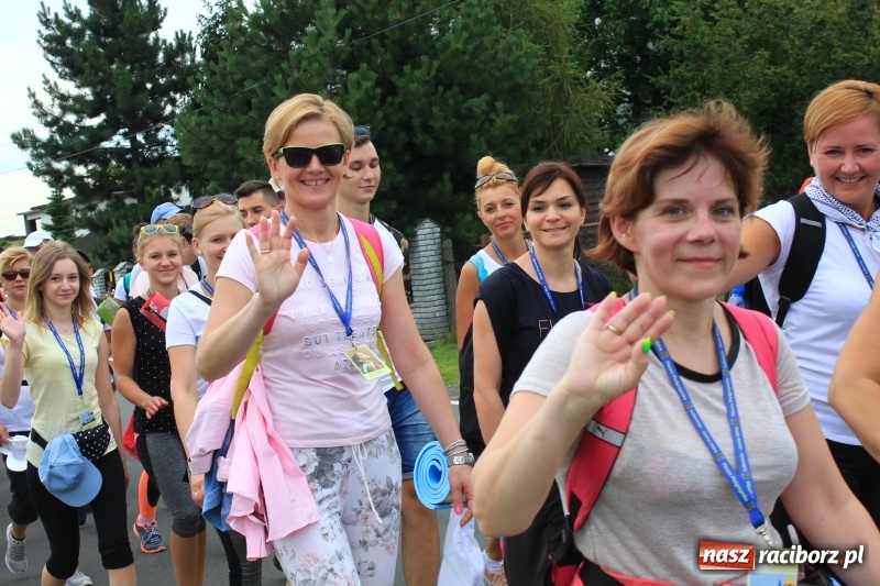 Zdjęcie w galerii na portalu naszraciborz.pl: Ruszyła 29. piesza pielgrzymka z Lubomi na Jasną Górę. 21 pielgrzymów z gminy Kornowac wiadomości z regionu