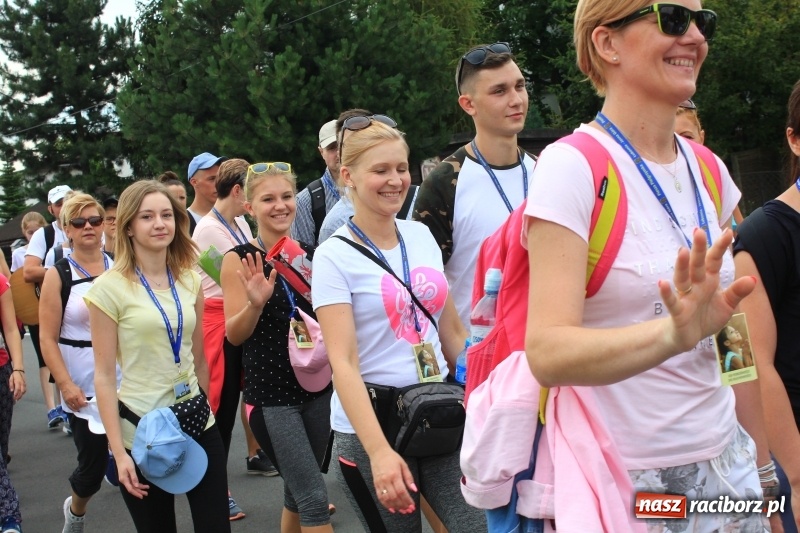 Zdjęcie w galerii na portalu naszraciborz.pl: Ruszyła 29. piesza pielgrzymka z Lubomi na Jasną Górę. 21 pielgrzymów z gminy Kornowac wiadomości z regionu