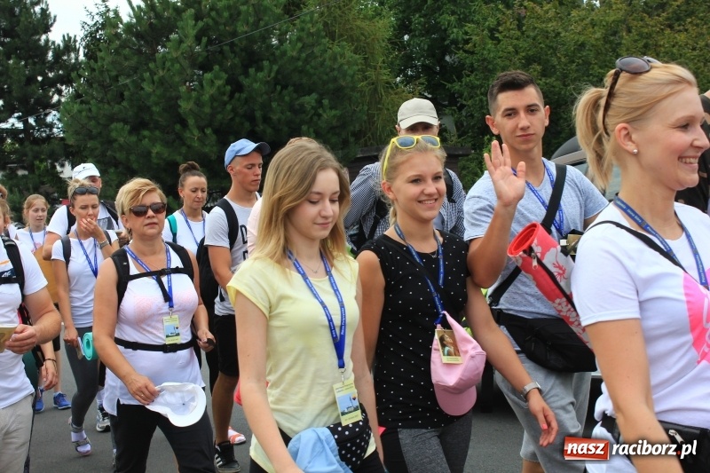 Zdjęcie w galerii na portalu naszraciborz.pl: Ruszyła 29. piesza pielgrzymka z Lubomi na Jasną Górę. 21 pielgrzymów z gminy Kornowac wiadomości z regionu