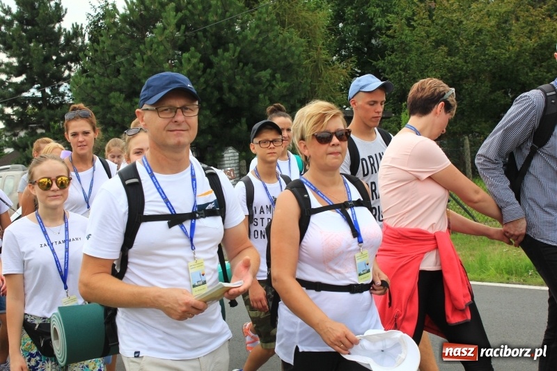 Zdjęcie w galerii na portalu naszraciborz.pl: Ruszyła 29. piesza pielgrzymka z Lubomi na Jasną Górę. 21 pielgrzymów z gminy Kornowac wiadomości z regionu