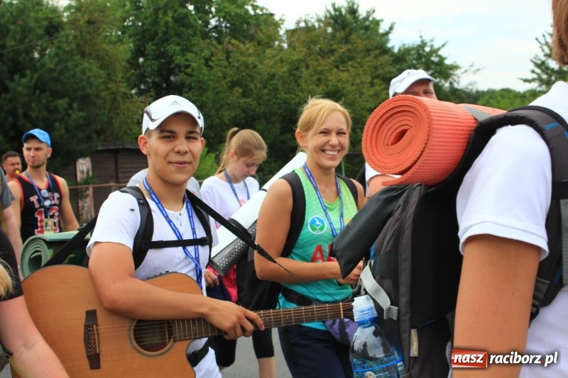 Zdjęcie w galerii na portalu naszraciborz.pl: Ruszyła 29. piesza pielgrzymka z Lubomi na Jasną Górę. 21 pielgrzymów z gminy Kornowac wiadomości z regionu