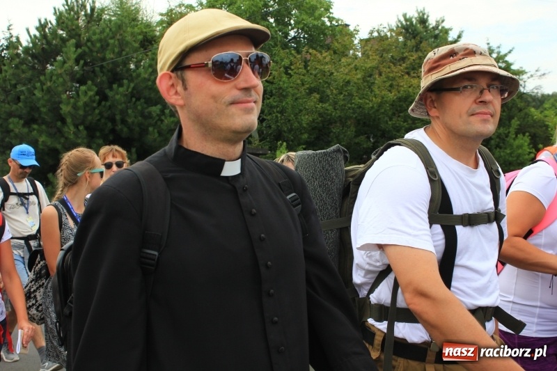 Zdjęcie w galerii na portalu naszraciborz.pl: Ruszyła 29. piesza pielgrzymka z Lubomi na Jasną Górę. 21 pielgrzymów z gminy Kornowac wiadomości z regionu