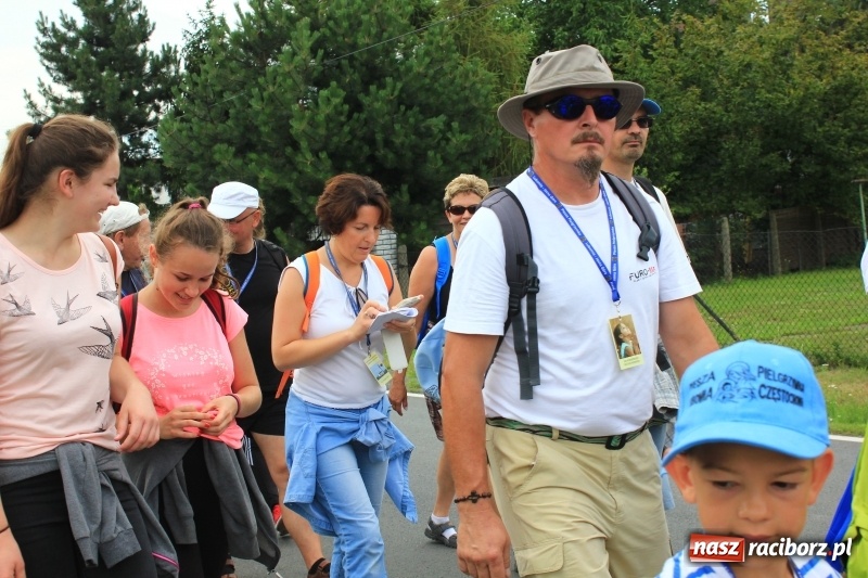 Zdjęcie w galerii na portalu naszraciborz.pl: Ruszyła 29. piesza pielgrzymka z Lubomi na Jasną Górę. 21 pielgrzymów z gminy Kornowac wiadomości z regionu