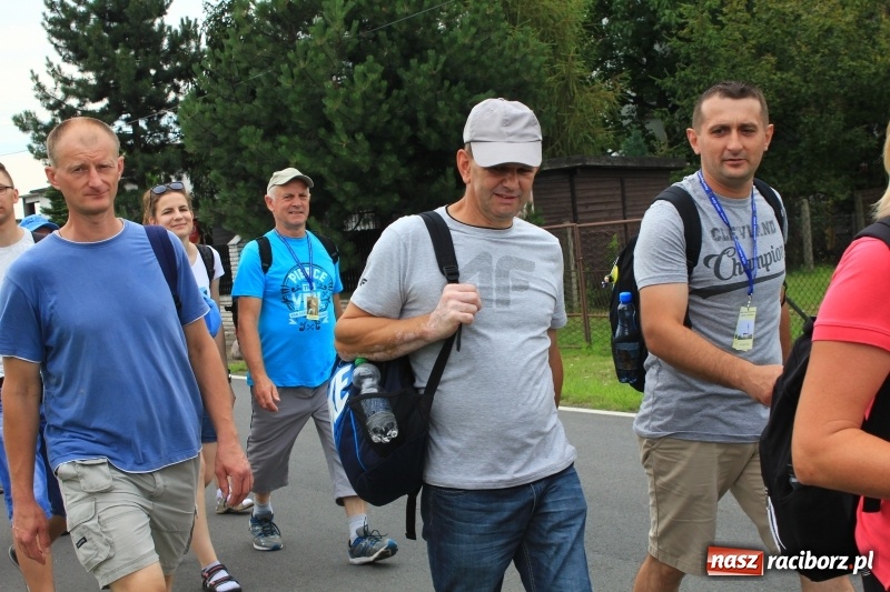 Zdjęcie w galerii na portalu naszraciborz.pl: Ruszyła 29. piesza pielgrzymka z Lubomi na Jasną Górę. 21 pielgrzymów z gminy Kornowac wiadomości z regionu