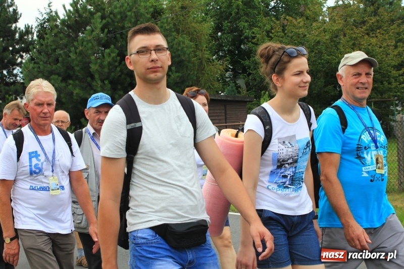 Zdjęcie w galerii na portalu naszraciborz.pl: Ruszyła 29. piesza pielgrzymka z Lubomi na Jasną Górę. 21 pielgrzymów z gminy Kornowac wiadomości z regionu