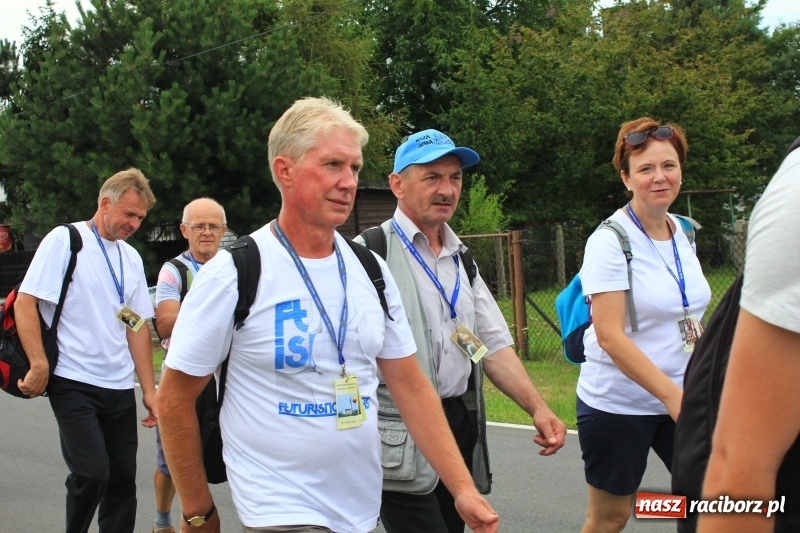 Zdjęcie w galerii na portalu naszraciborz.pl: Ruszyła 29. piesza pielgrzymka z Lubomi na Jasną Górę. 21 pielgrzymów z gminy Kornowac wiadomości z regionu