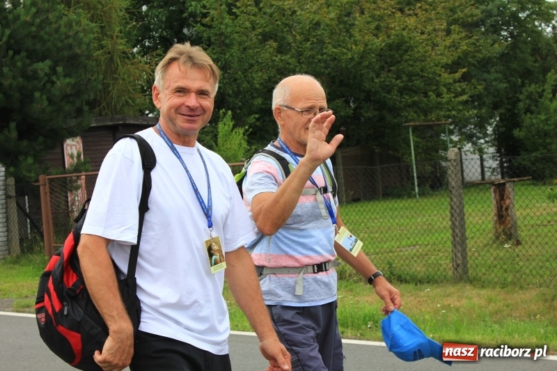 Zdjęcie w galerii na portalu naszraciborz.pl: Ruszyła 29. piesza pielgrzymka z Lubomi na Jasną Górę. 21 pielgrzymów z gminy Kornowac wiadomości z regionu