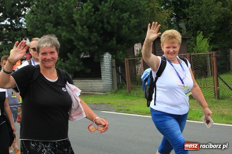 Zdjęcie w galerii na portalu naszraciborz.pl: Ruszyła 29. piesza pielgrzymka z Lubomi na Jasną Górę. 21 pielgrzymów z gminy Kornowac wiadomości z regionu