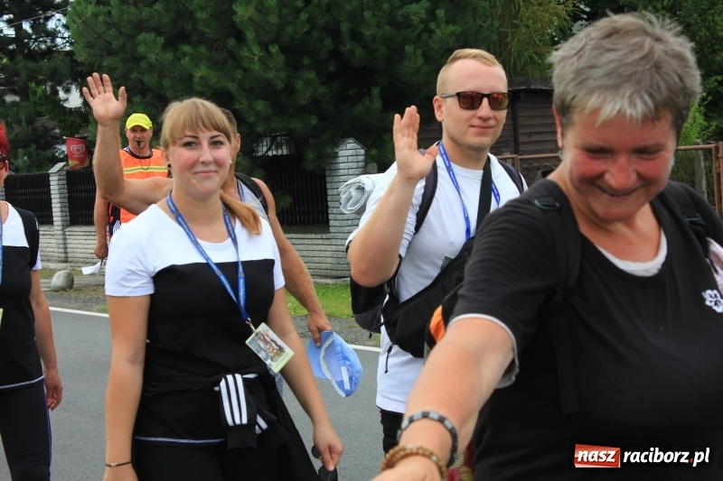 Zdjęcie w galerii na portalu naszraciborz.pl: Ruszyła 29. piesza pielgrzymka z Lubomi na Jasną Górę. 21 pielgrzymów z gminy Kornowac wiadomości z regionu