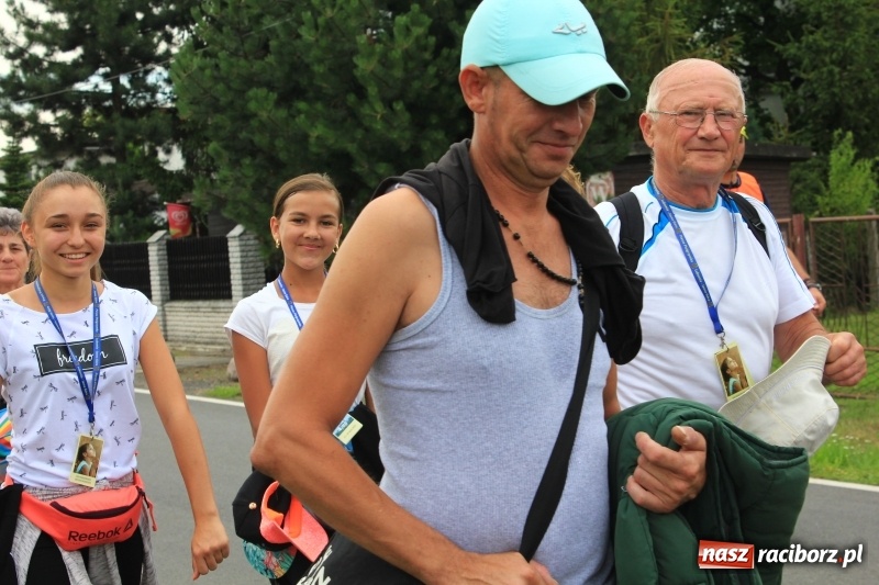 Zdjęcie w galerii na portalu naszraciborz.pl: Ruszyła 29. piesza pielgrzymka z Lubomi na Jasną Górę. 21 pielgrzymów z gminy Kornowac wiadomości z regionu