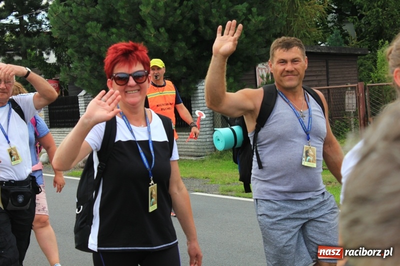 Zdjęcie w galerii na portalu naszraciborz.pl: Ruszyła 29. piesza pielgrzymka z Lubomi na Jasną Górę. 21 pielgrzymów z gminy Kornowac wiadomości z regionu