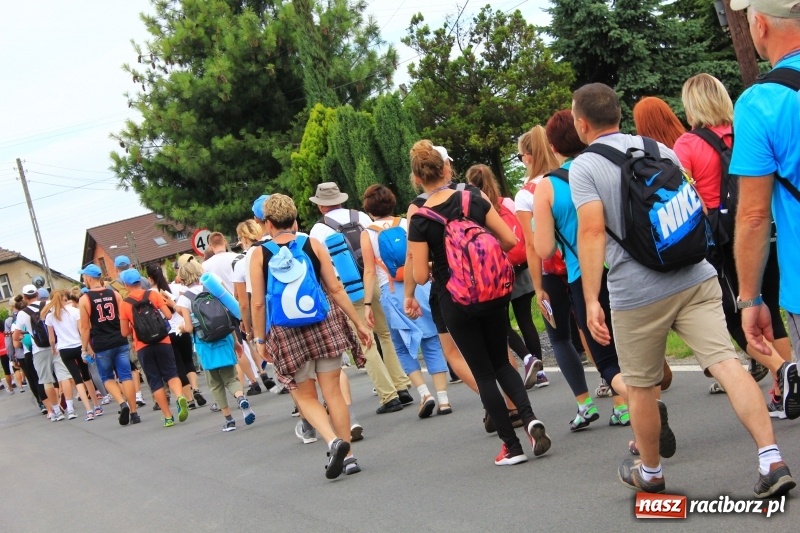Zdjęcie w galerii na portalu naszraciborz.pl: Ruszyła 29. piesza pielgrzymka z Lubomi na Jasną Górę. 21 pielgrzymów z gminy Kornowac wiadomości z regionu
