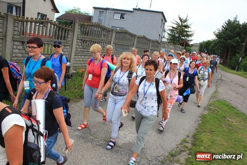 Zdjęcie w galerii na portalu naszraciborz.pl: Ruszyła 29. piesza pielgrzymka z Lubomi na Jasną Górę. 21 pielgrzymów z gminy Kornowac wiadomości z regionu