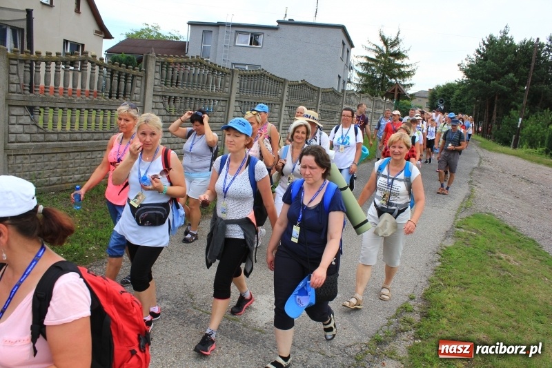 Zdjęcie w galerii na portalu naszraciborz.pl: Ruszyła 29. piesza pielgrzymka z Lubomi na Jasną Górę. 21 pielgrzymów z gminy Kornowac wiadomości z regionu