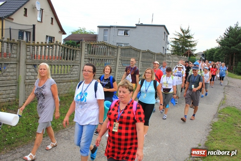 Zdjęcie w galerii na portalu naszraciborz.pl: Ruszyła 29. piesza pielgrzymka z Lubomi na Jasną Górę. 21 pielgrzymów z gminy Kornowac wiadomości z regionu