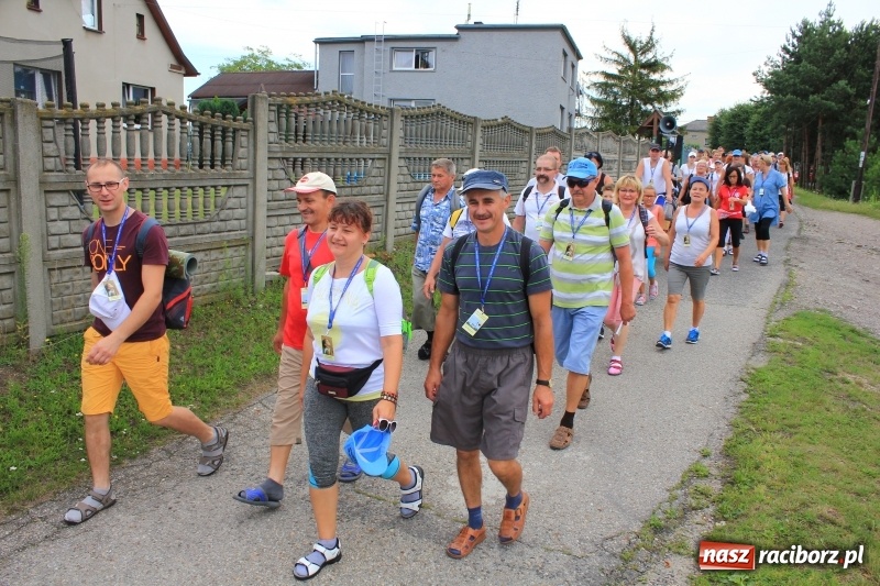 Zdjęcie w galerii na portalu naszraciborz.pl: Ruszyła 29. piesza pielgrzymka z Lubomi na Jasną Górę. 21 pielgrzymów z gminy Kornowac wiadomości z regionu
